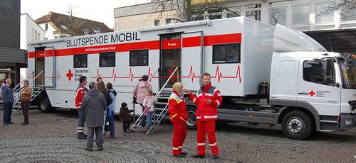 Spende Blut beim Start in die Motorradsaison 2010 im Blutspendetruck bei Cafe Schräglage